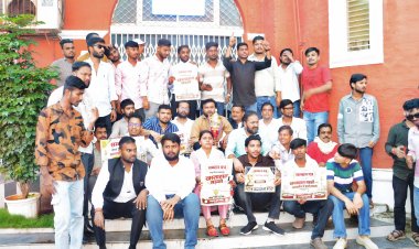 खस्ताहाल सड़कों के लिए नगर निगम जबलपुर को ‘नंबर-1’ की ट्रॉफी प्रदान करने पहुंची युवा कांग्रेस, महापौर का मुखौटा पहनाकर ट्रॉफी और प्रमाण पत्र प्रदान कर किया गया सांकेतिक सम्मान