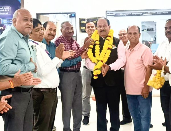 एसबीआई मुख्य शाखा में राजकुमार सोनगरा की सेवानिवृत्ति पर हुआ भव्य अभिनंदन: 20 साल सेना और 17 साल बैंक में दी बेदाग सेवाएं
