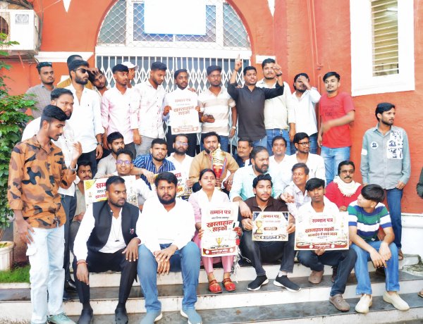 खस्ताहाल सड़कों के लिए नगर निगम जबलपुर को ‘नंबर-1’ की ट्रॉफी प्रदान करने पहुंची युवा कांग्रेस, महापौर का मुखौटा पहनाकर ट्रॉफी और प्रमाण पत्र प्रदान कर किया गया सांकेतिक सम्मान