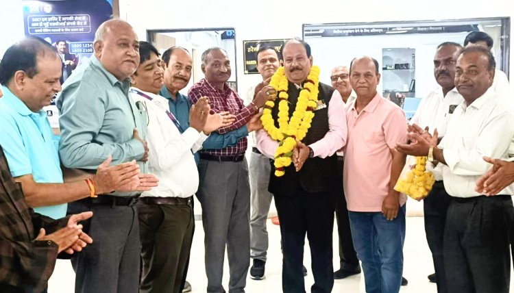 एसबीआई मुख्य शाखा में राजकुमार सोनगरा की सेवानिवृत्ति पर हुआ भव्य अभिनंदन: 20 साल सेना और 17 साल बैंक में दी बेदाग सेवाएं