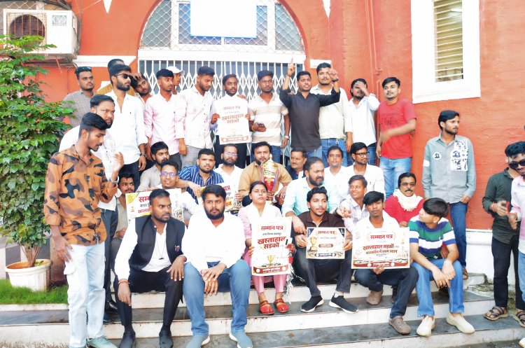 खस्ताहाल सड़कों के लिए नगर निगम जबलपुर को ‘नंबर-1’ की ट्रॉफी प्रदान करने पहुंची युवा कांग्रेस, महापौर का मुखौटा पहनाकर ट्रॉफी और प्रमाण पत्र प्रदान कर किया गया सांकेतिक सम्मान