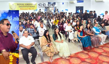 रॉयल कॉलेज में नवप्रवेशित फार्मेसी विद्यार्थियों का फूलों और गीतों से हुआ भव्य स्वागत; चेयरमैन श्री प्रमोद गुगालिया ने दिए सफलता के मूलमंत्र