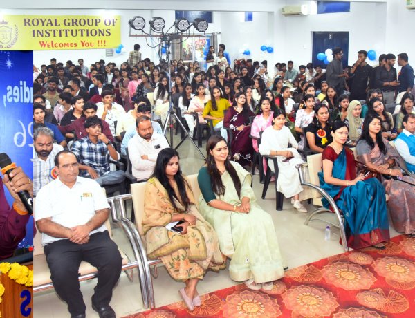 रॉयल कॉलेज में नवप्रवेशित फार्मेसी विद्यार्थियों का फूलों और गीतों से हुआ भव्य स्वागत; चेयरमैन श्री प्रमोद गुगालिया ने दिए सफलता के मूलमंत्र