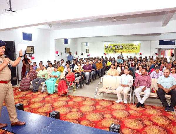 रॉयल कॉलेज में ‘आगाज़’ कार्यक्रम: यातायात नियमों के साथ मिला रोजगार व व्यक्तित्व विकास का अनमोल मार्गदर्शन
